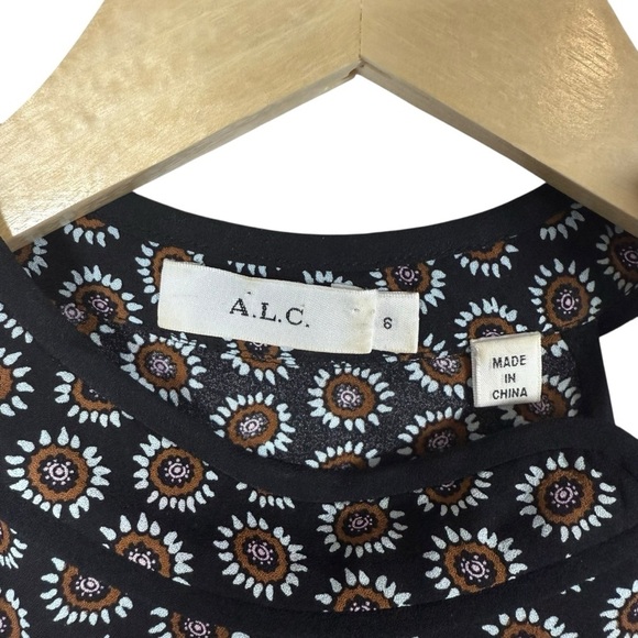 A.L.C. Women’s 100% Silk Tie Neck Sleeveless Floral Blouse Size 6 - Picture 8 of 9